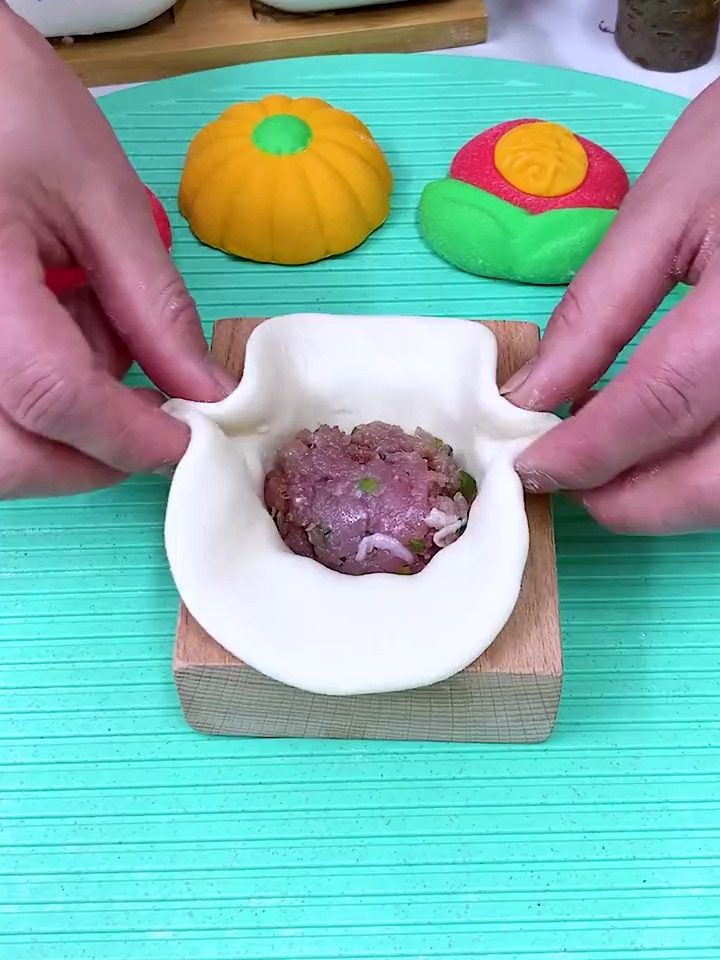 老木匠设计的“包包子神器”,实木一体雕花,包子馒头都能做