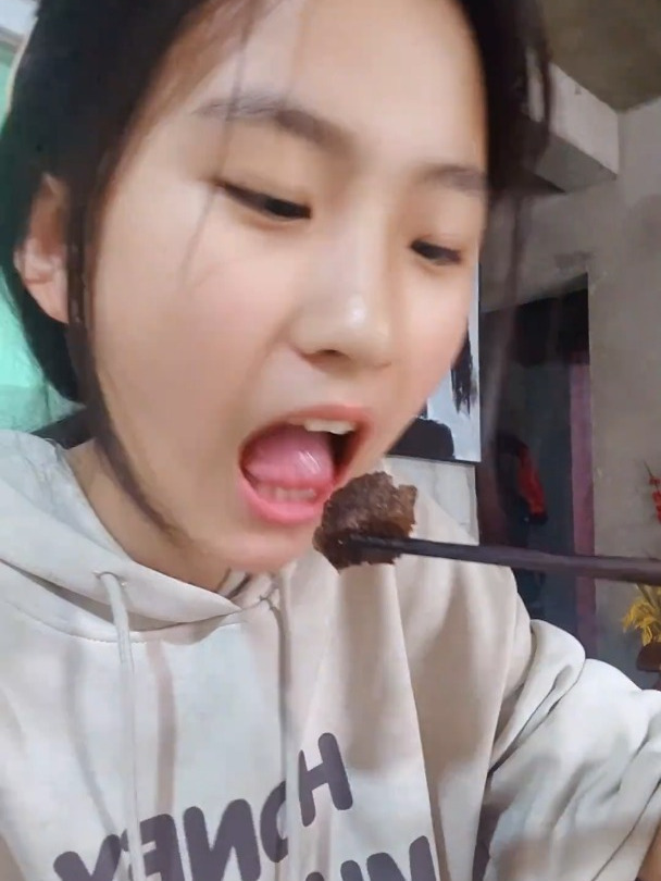 粉丝指导的红烧牛肉,确实软糯可口,悦悦吃美了