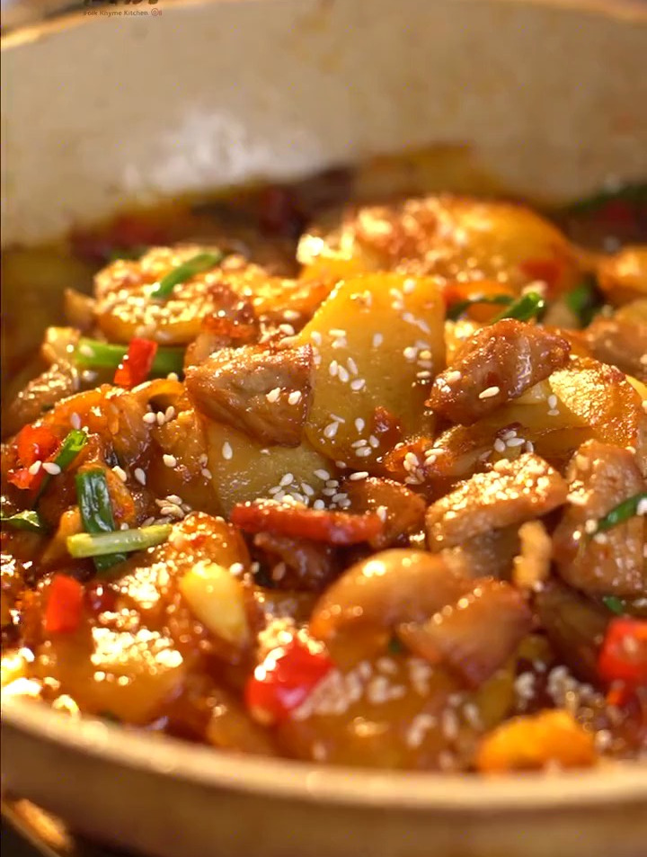 土豆烧肉这样做,保证你的米饭不够吃