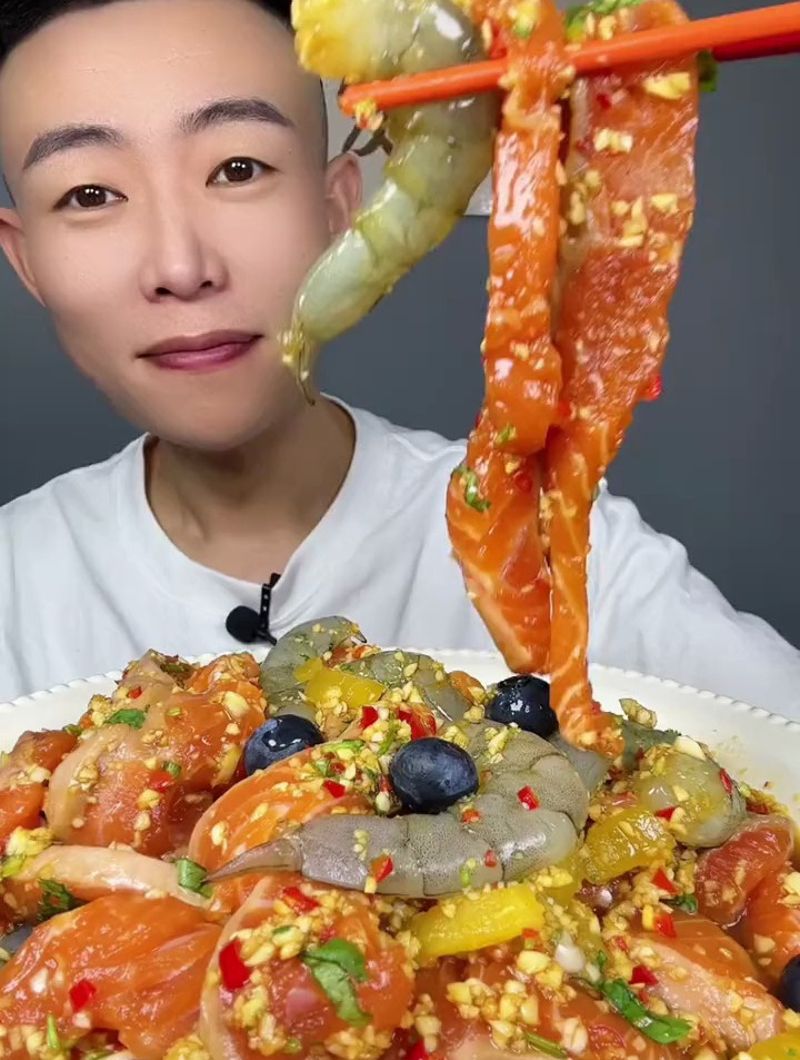 凉拌三文鱼加虾仁,妈呀太好吃了!