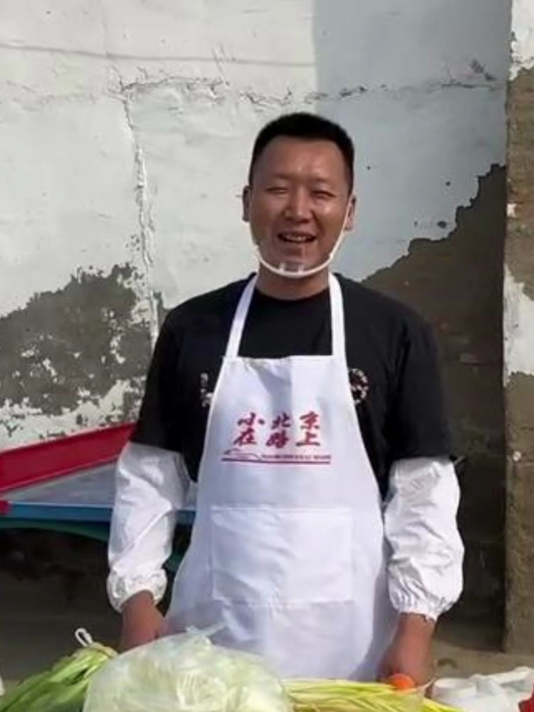 给河间狄家庄村老人们做了一锅丸子猪肉大烩菜 老人们非常开心