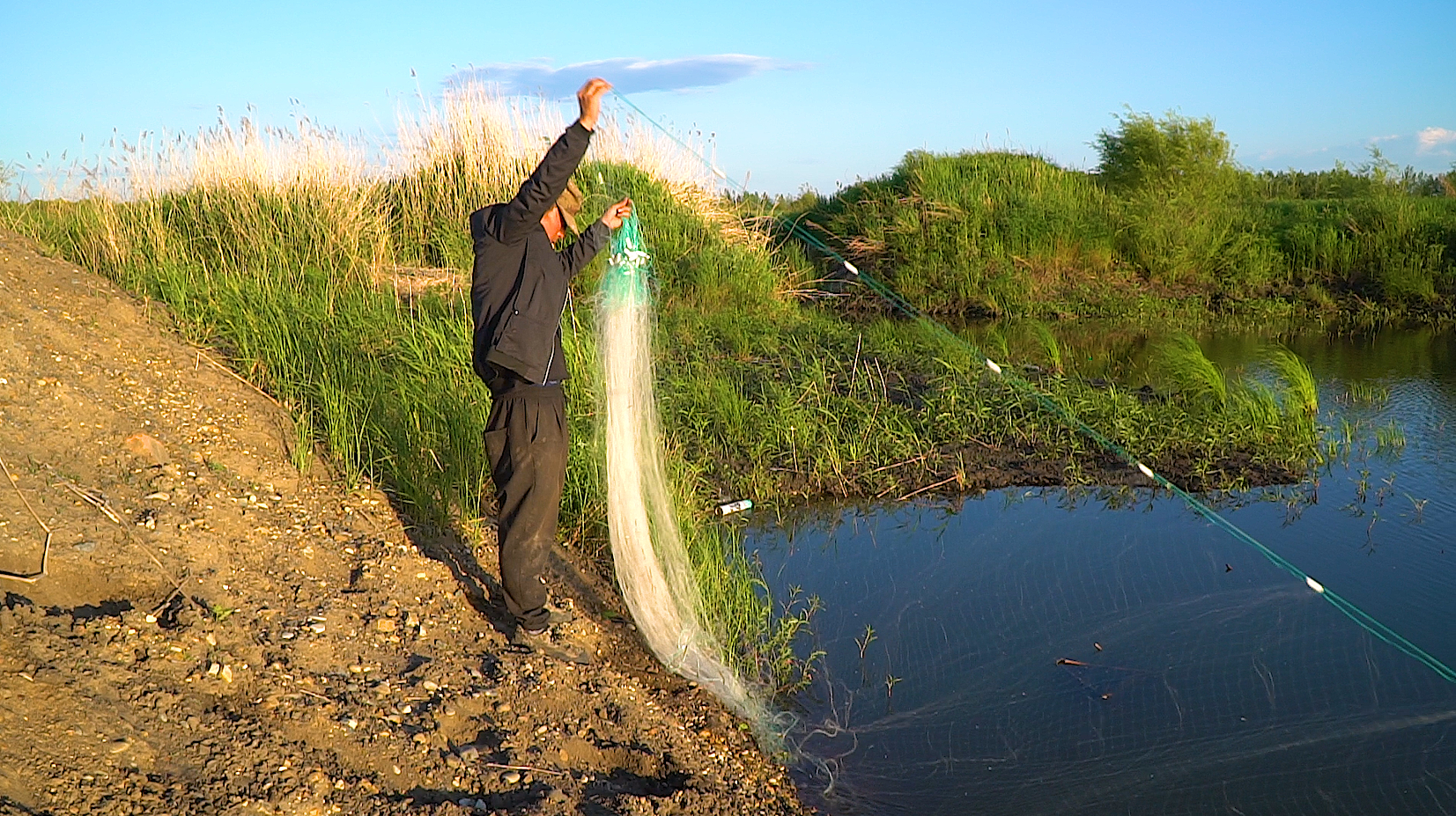 还是粘网捕鱼过瘾,挂到的没小鱼,2米高100米长3指的网眼!