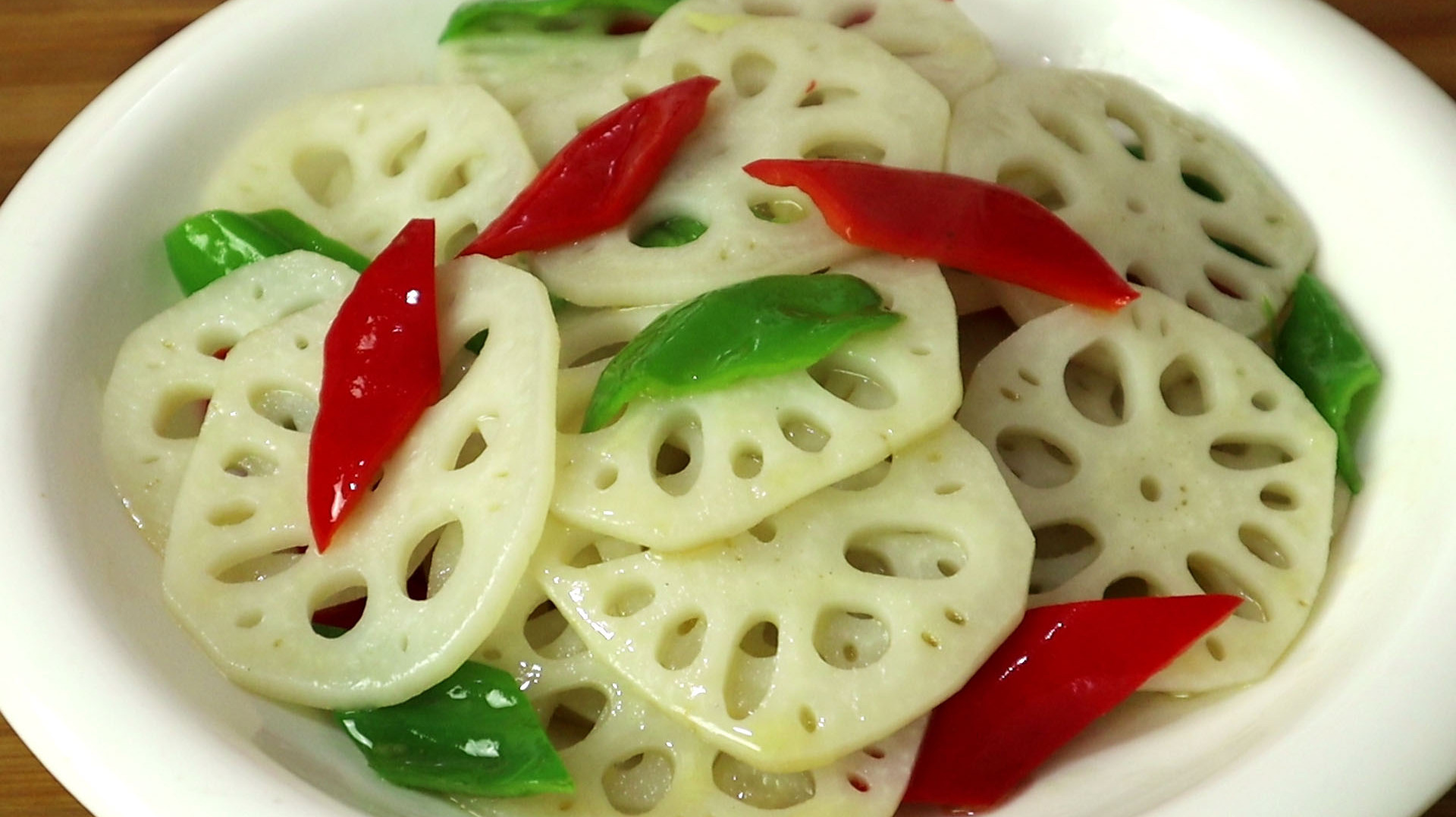 炒莲藕直接下锅就错了，难怪发黑不好吃，多加这一步，爽脆不发黑