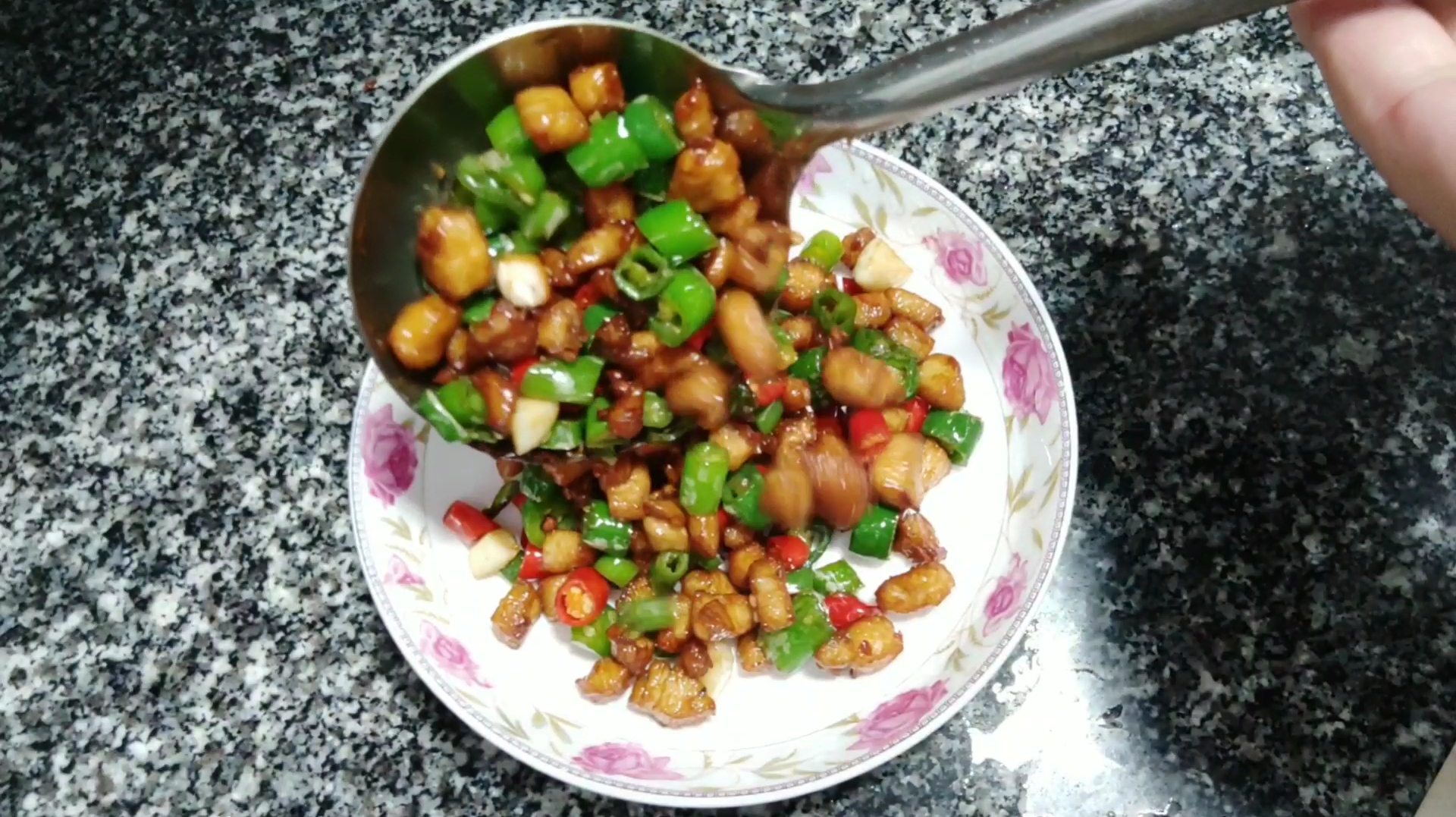 “椒香鸡丁”的详细做法,口感酥脆、咸香味美,简单易学!
