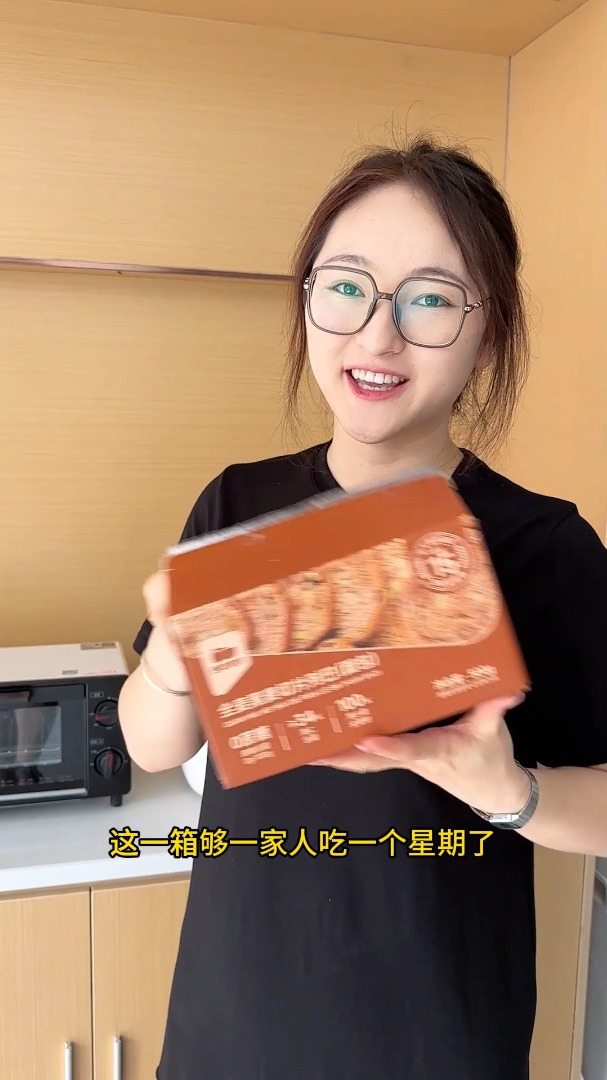 这可不是蛋糕哦,是新疆的果仁切片大列巴,馅料满满,太好吃了吧