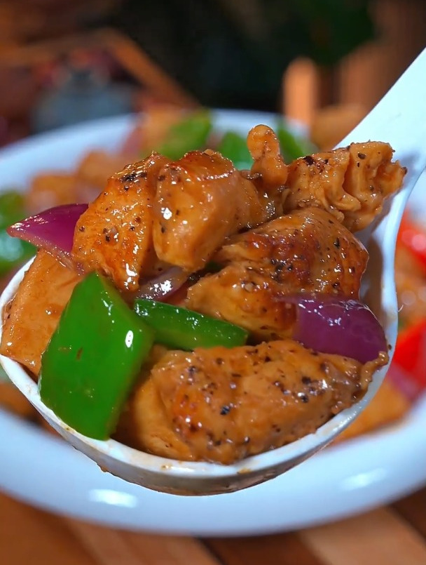 一块普通的鸡胸肉做出来比牛肉都香,黑椒味好正,鲜香嫩滑