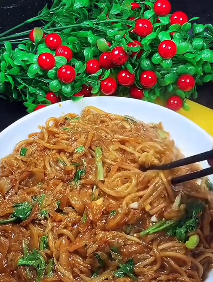 酸菜炒粉条如何做好吃?大厨分享一招,入口脆嫩,爽滑筋道