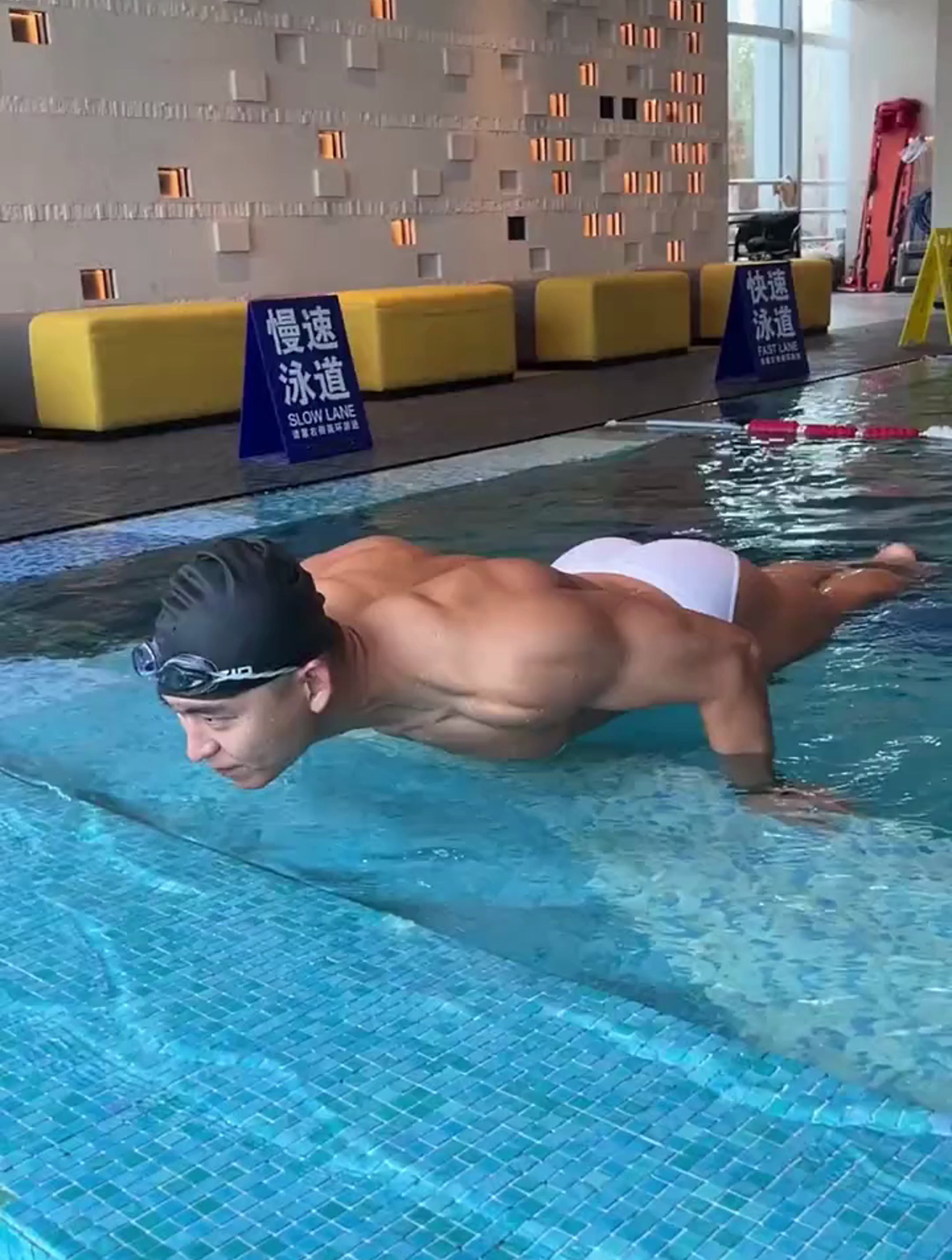 游泳健身肌肉男帅哥谁会不喜欢啊!会游泳的男生真的是太酷了!