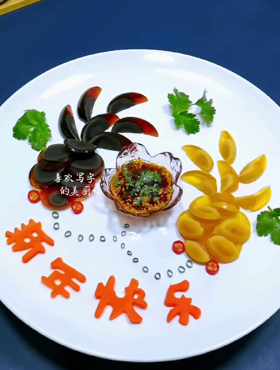 双色皮蛋创意摆盘年年有余,做法简单又好看