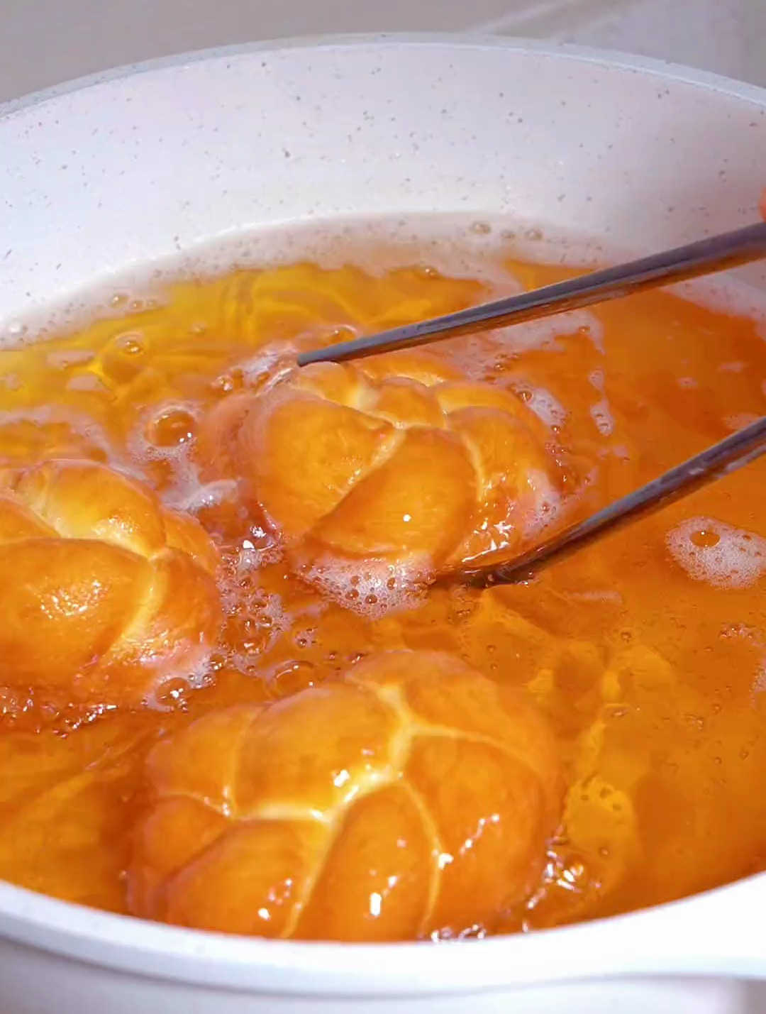 馒头蒸过了,咱们来炸奶香麻花头吧,酥酥脆脆的太好吃了