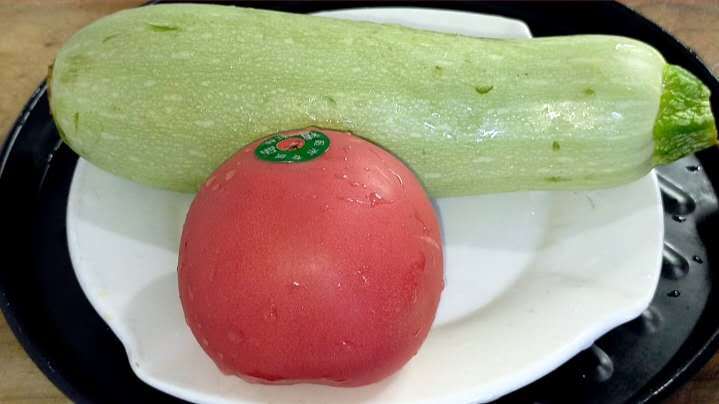 西葫芦和番茄,40年祖传做法,不用1粒盐,咸香下饭,汤汁都不剩
