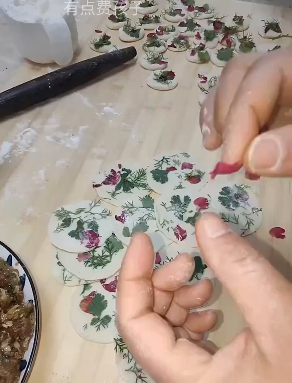 一起包饺子,感受家的温暖和乐趣