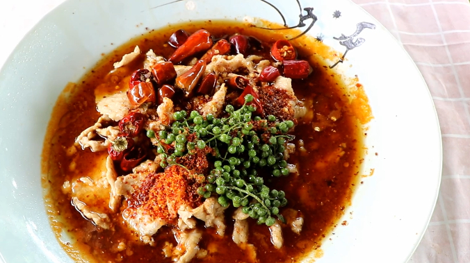 幺妹儿做了一道青花椒水煮肉片,麻辣鲜香又嫩滑,超级过瘾