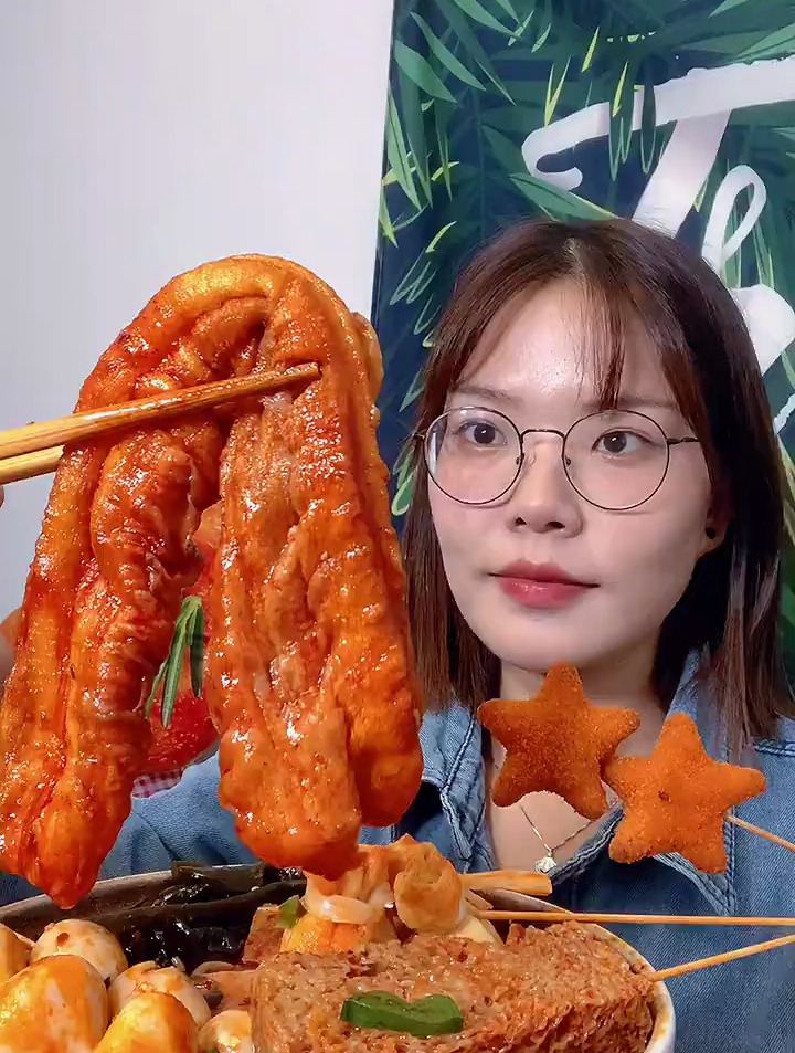 今天吃红油麻辣烫,配上油条,味道真的绝了