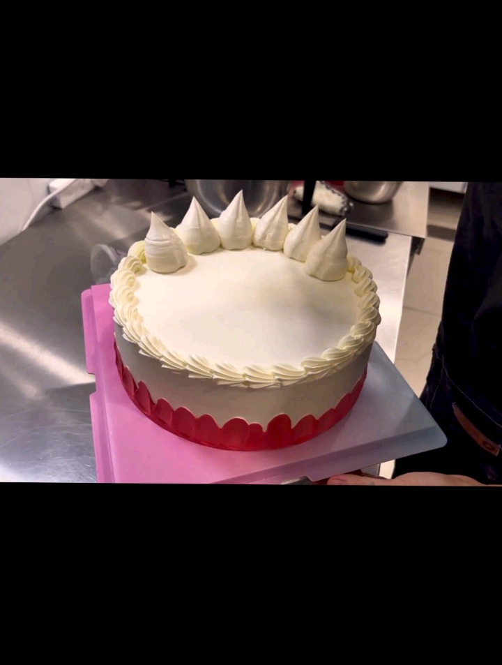 还是老式奶油裱花蛋糕做出来比较经典