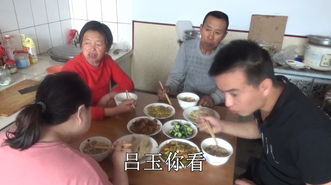 农村妈妈给儿子儿媳做了炖菜蘸山药鱼鱼,味道就是香