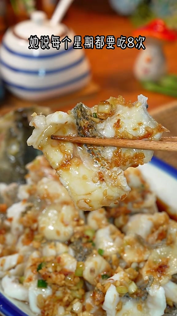 这是我外婆教我的葱油鲈鱼片,葱香嫩滑,她说每个星期都要吃八次