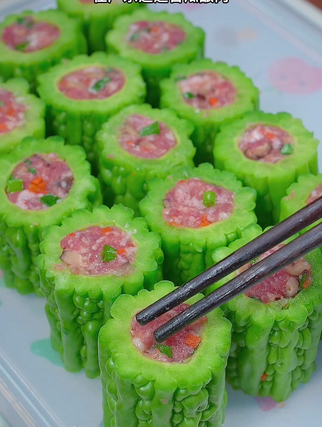 苦瓜酿肉是我们从小吃到大的一道家常菜,不爱吃苦瓜的一定要试试