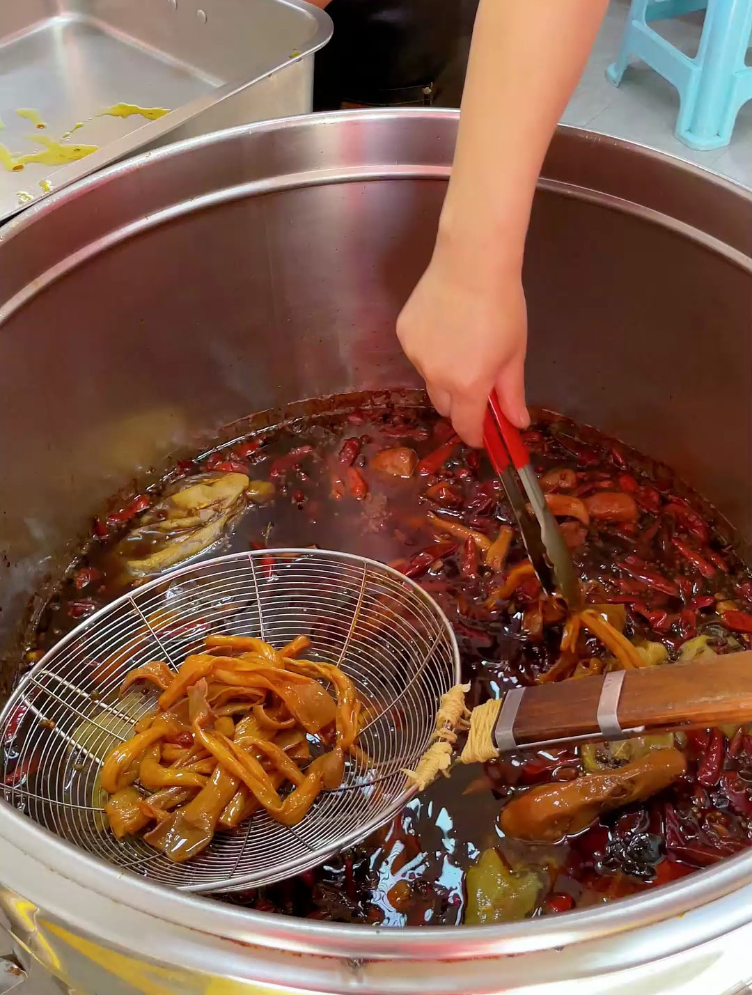 下班晚的给就近的门店打电话预留,现在吃鸭货的顾客多来晚就没了