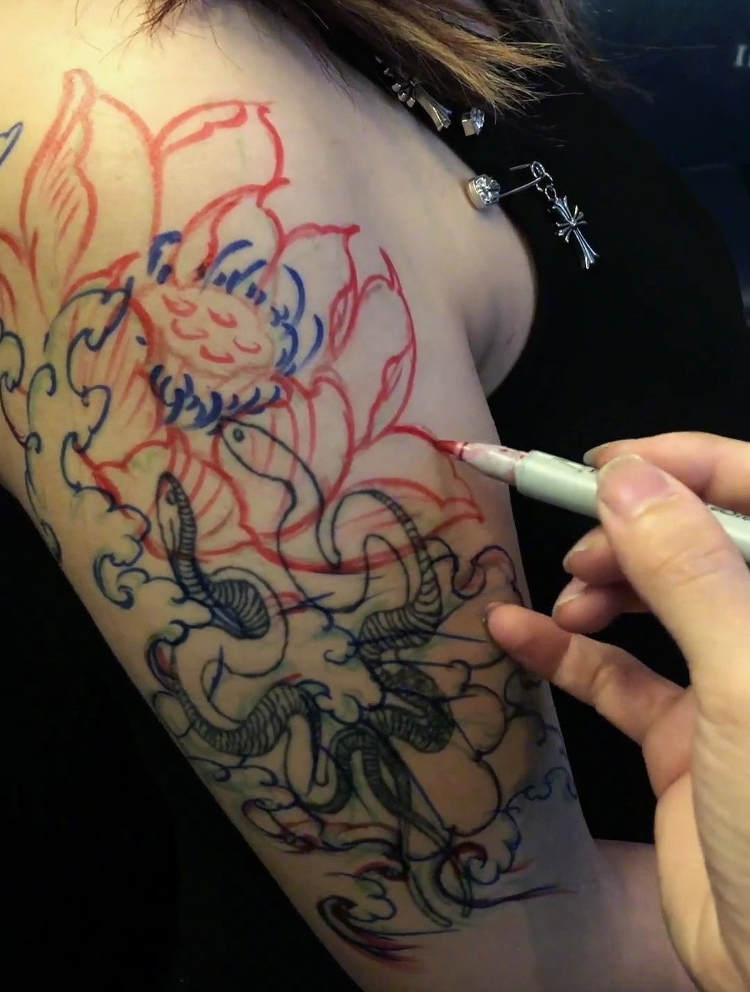 美女这个纹身太好看了,在胸前纹了个桃花,是要给自己招桃花吗