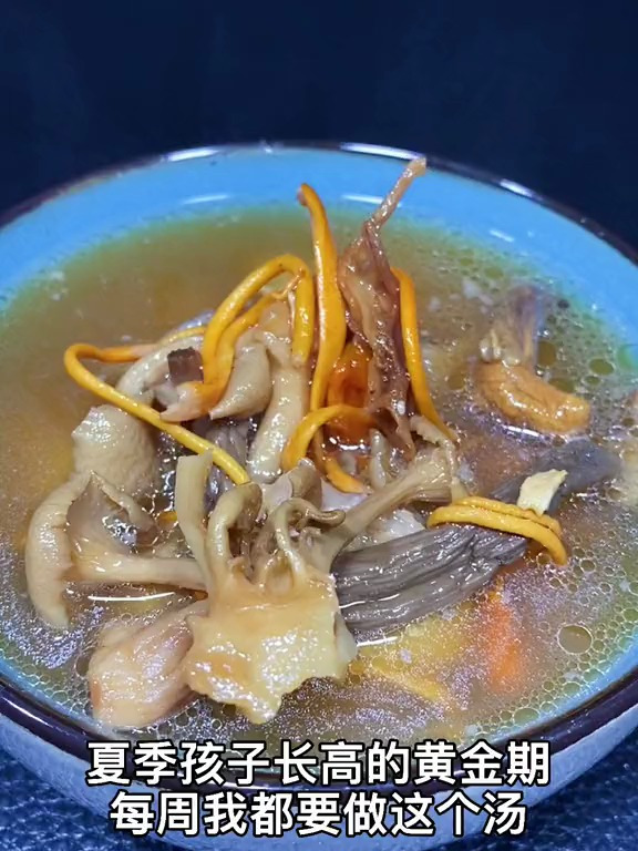 孩子长高的黄金期,每周我都会给孩子做这个“松茸菌菇排骨煲”