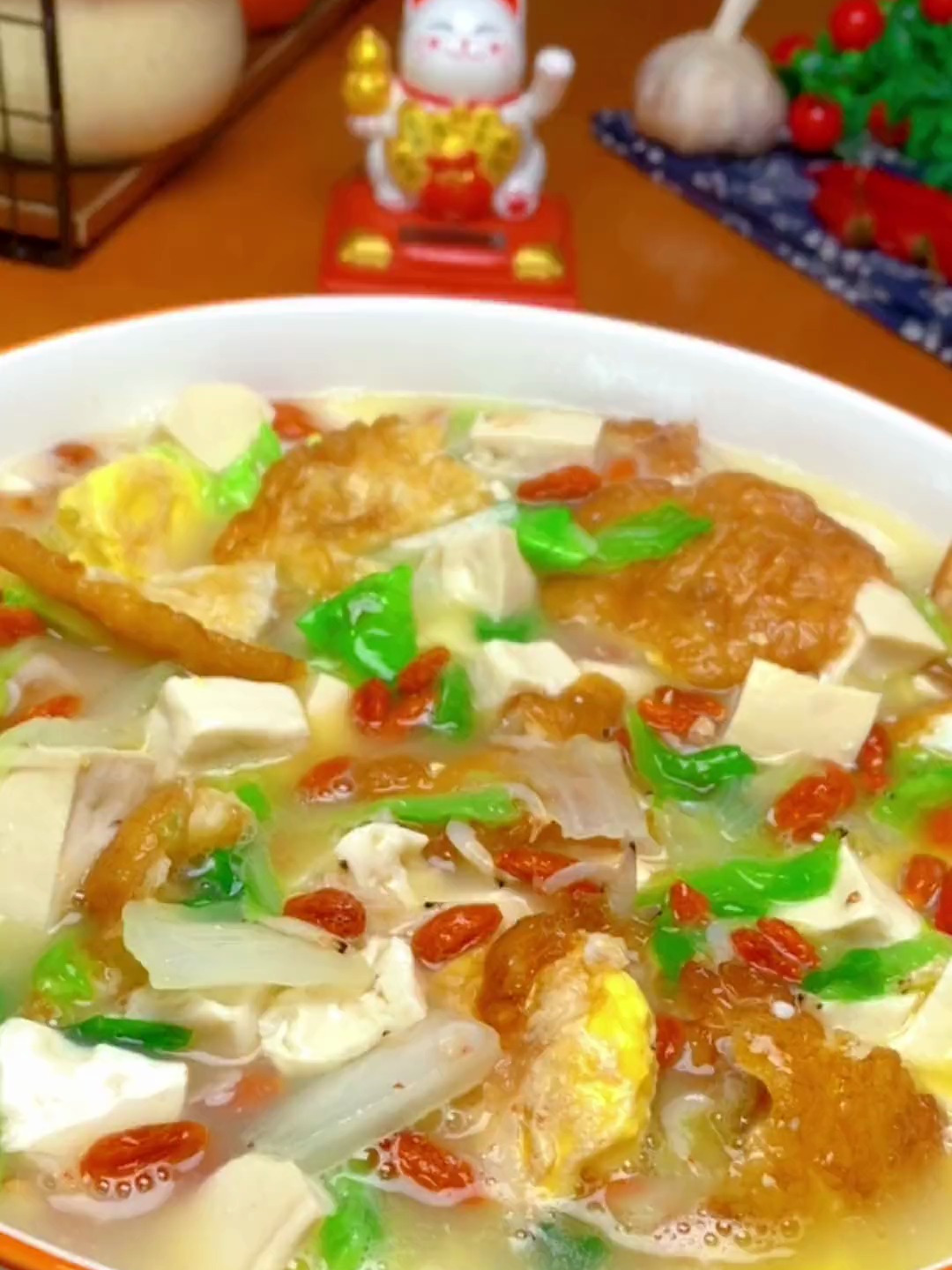 天气炎热,每周我都会给家人做这道虾皮白菜豆腐汤,鲜甜好喝~