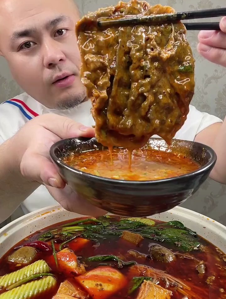 今天教大家做一道家庭版麻辣烫