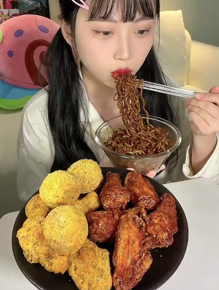 夜宵好搭档之炸鸡+炸酱面“炸炸组合”好吃,一个人也要满足吃