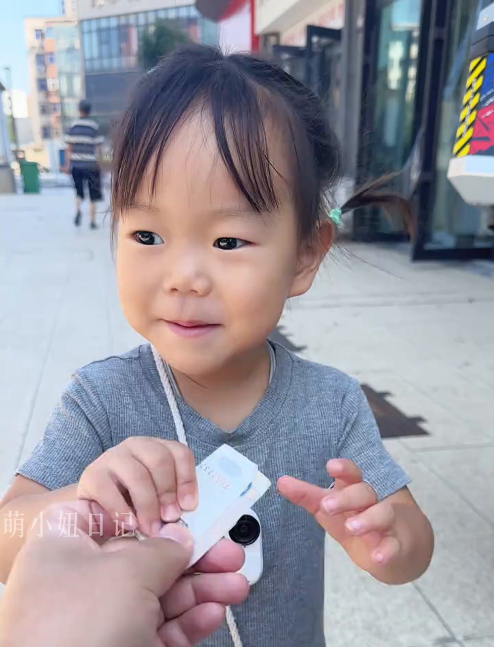 两岁小宝贝自己买三拼奶爸茶,今儿个就是不想掏钱!