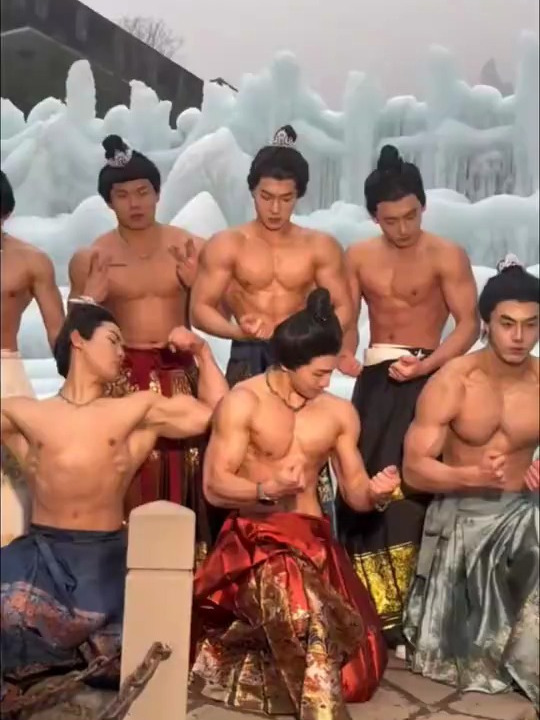 这是哪里的猛男?不怕冻吗?果然身材好的都不怕冷 肌肉男