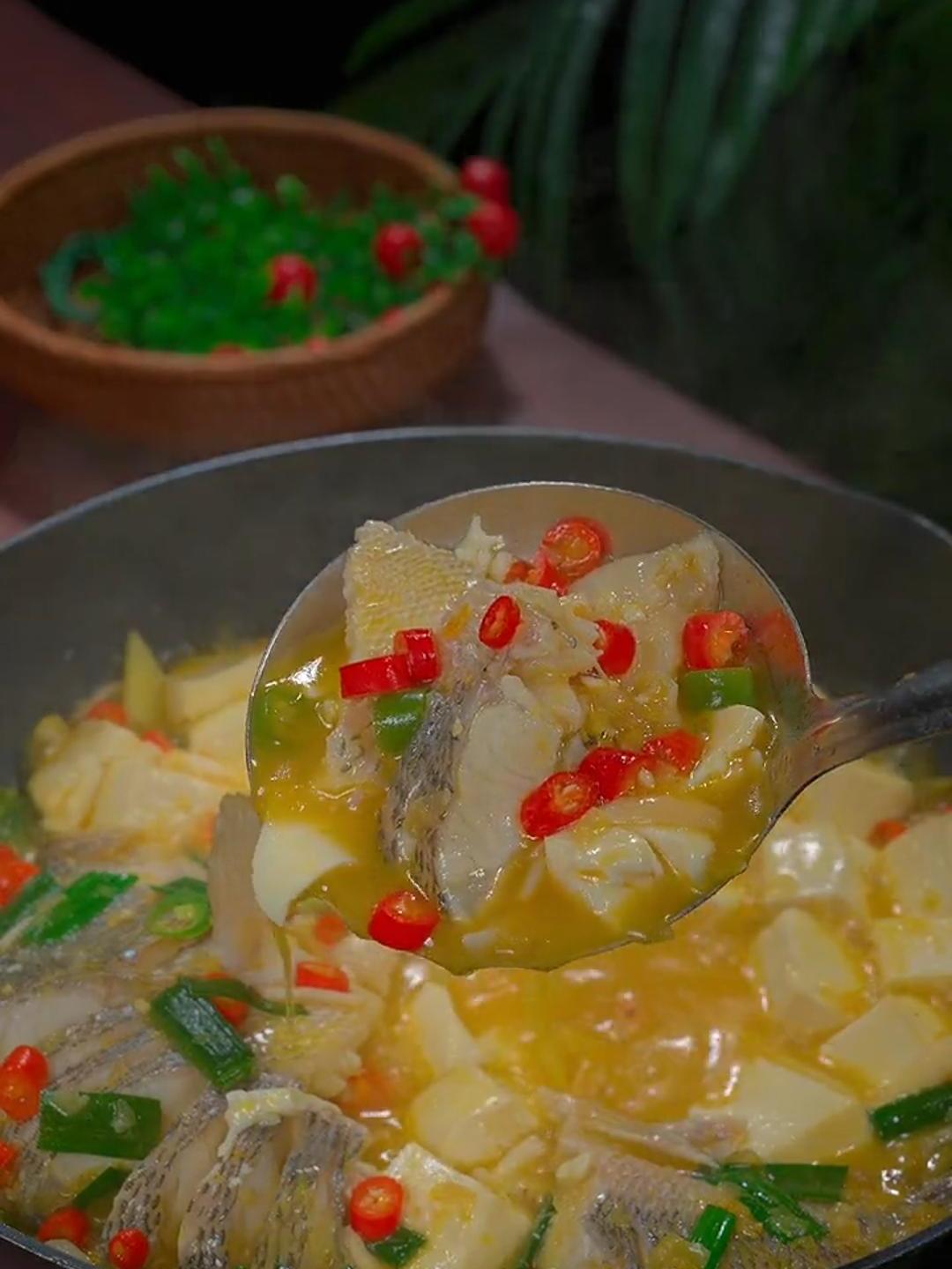 这样做的鲈鱼汤鲜味美,学会了赶快给家人做起来吧