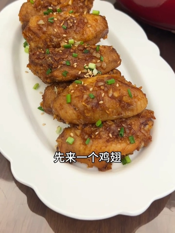 一人三餐:红烧牛尾骨搭配蒜香黄油鸡翅!爱了今日轻卡食谱