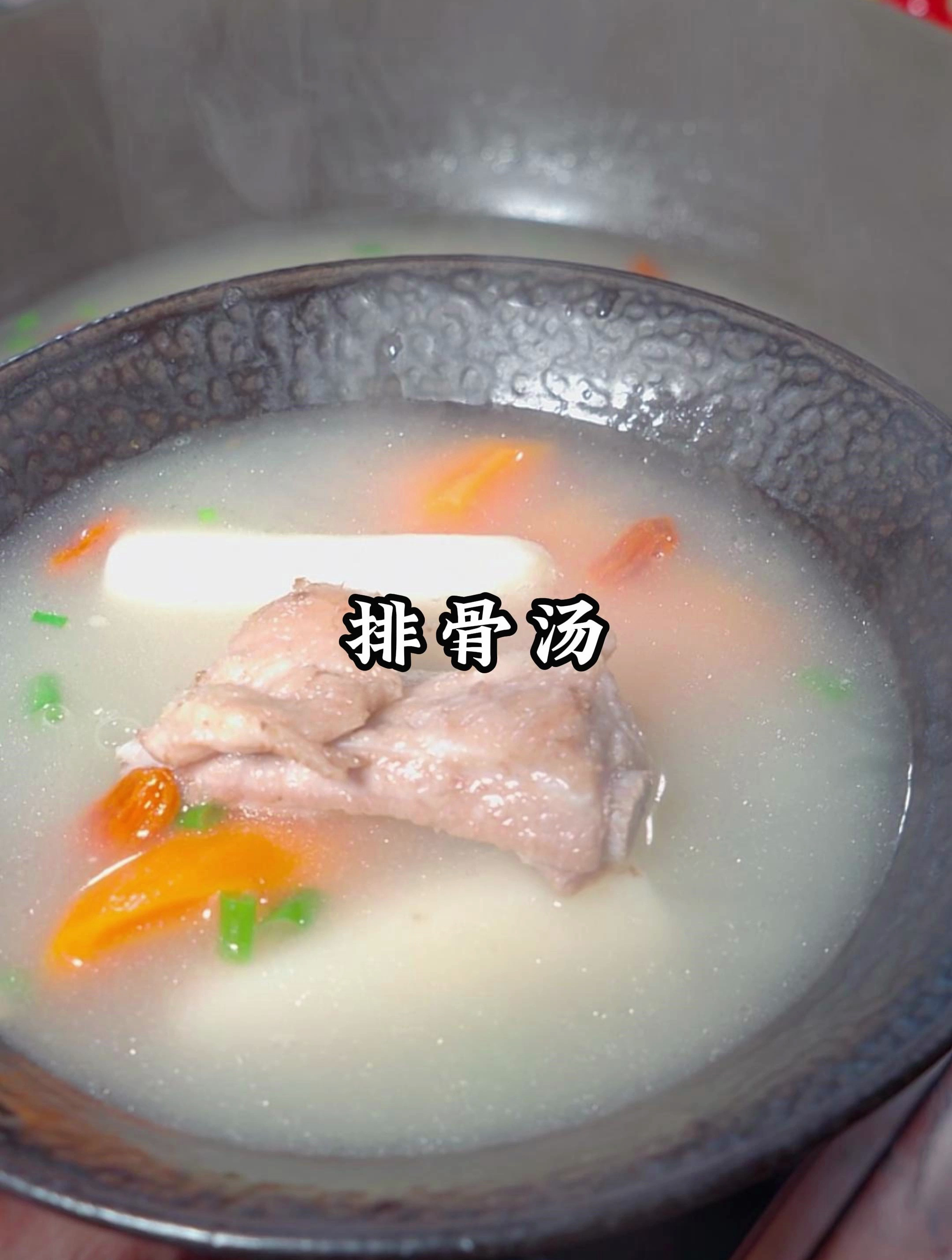 排骨汤这样炖,汤色奶白有营养,排骨软烂又不柴