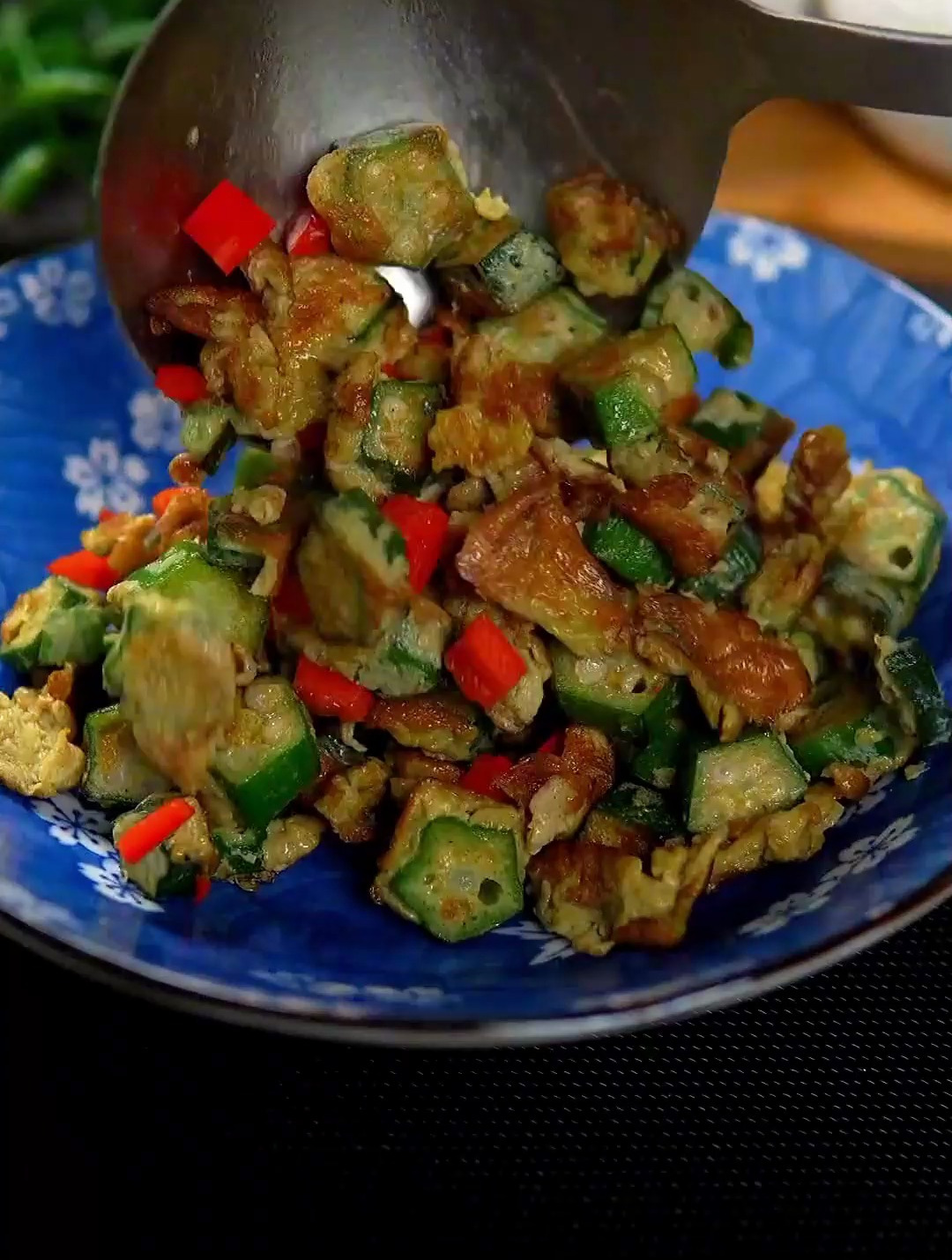 秋天应季菜谱来了,秋葵炒鸡蛋简单好做,试试吧