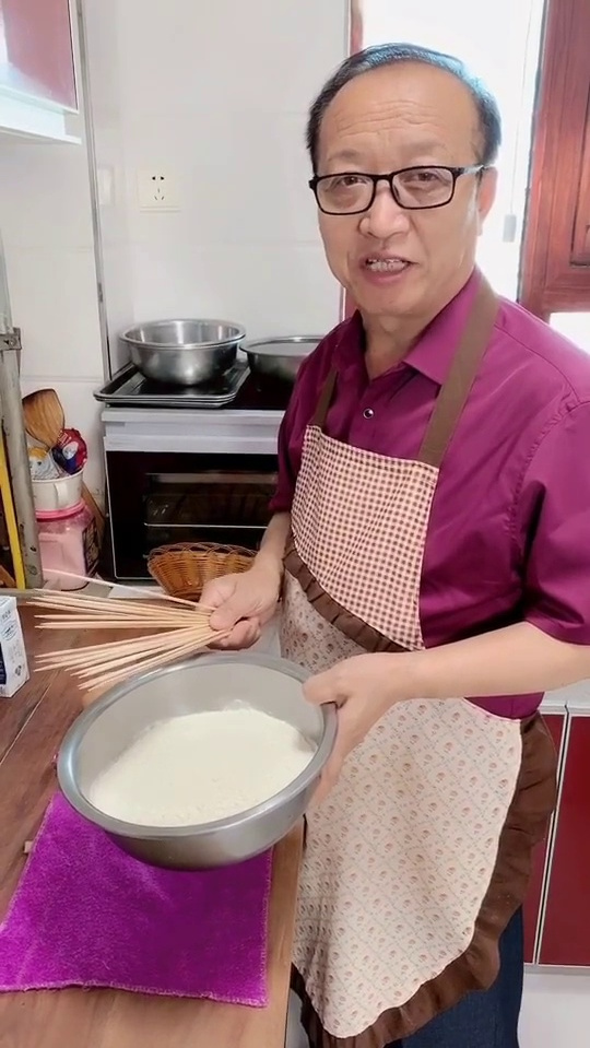 鸡腿面包是童年的回忆,80后的应该都记得,其实里面包着火腿