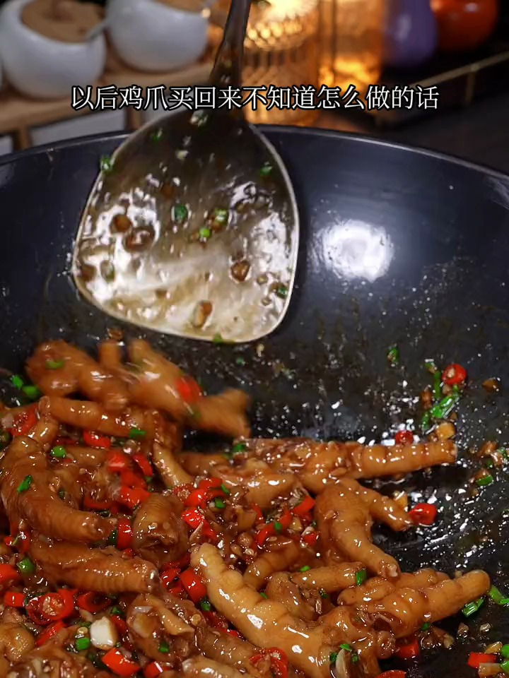 以后鸡爪买回来,你就像我这样做个蒜香鸡爪,软烂入味特别下饭