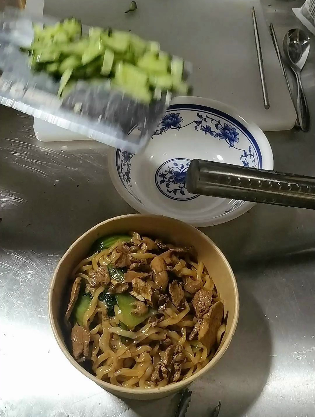 新开了一家14块钱的肉酱拌面店,尝尝味道?