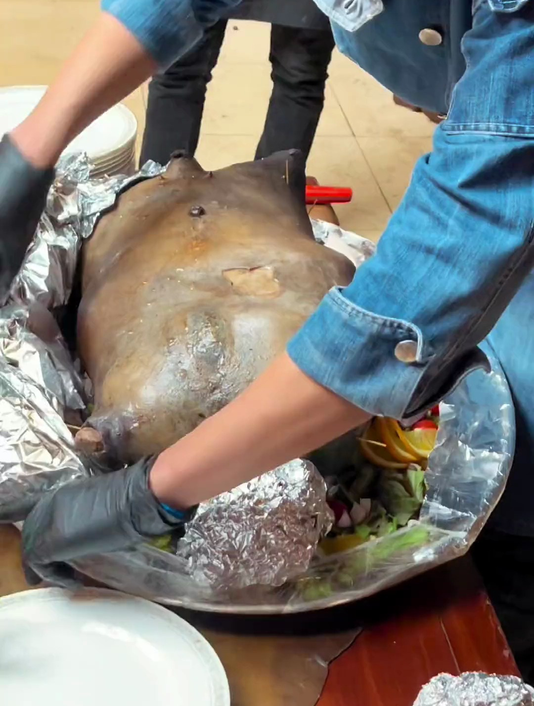 蒙古国神秘的草原石头烤肉!石头放在羊皮里?你一定没吃过!