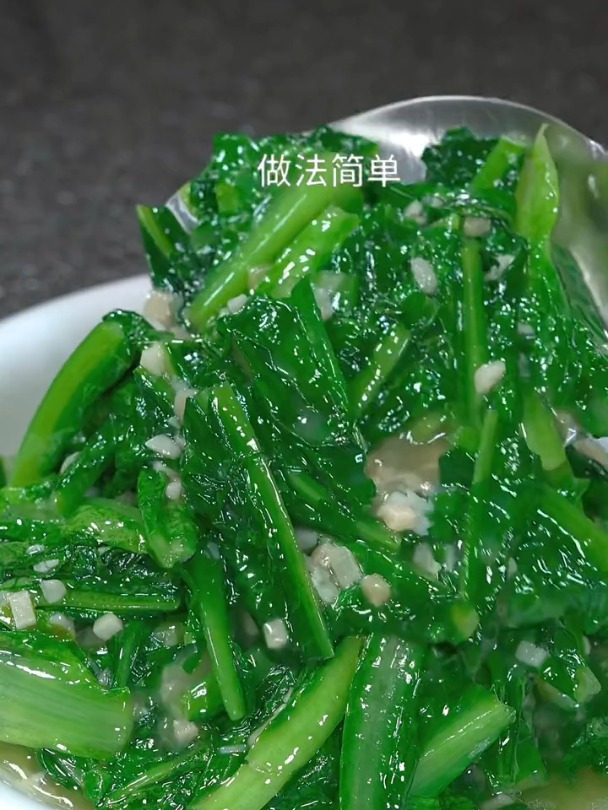 翠绿可口的蒜蓉油麦菜