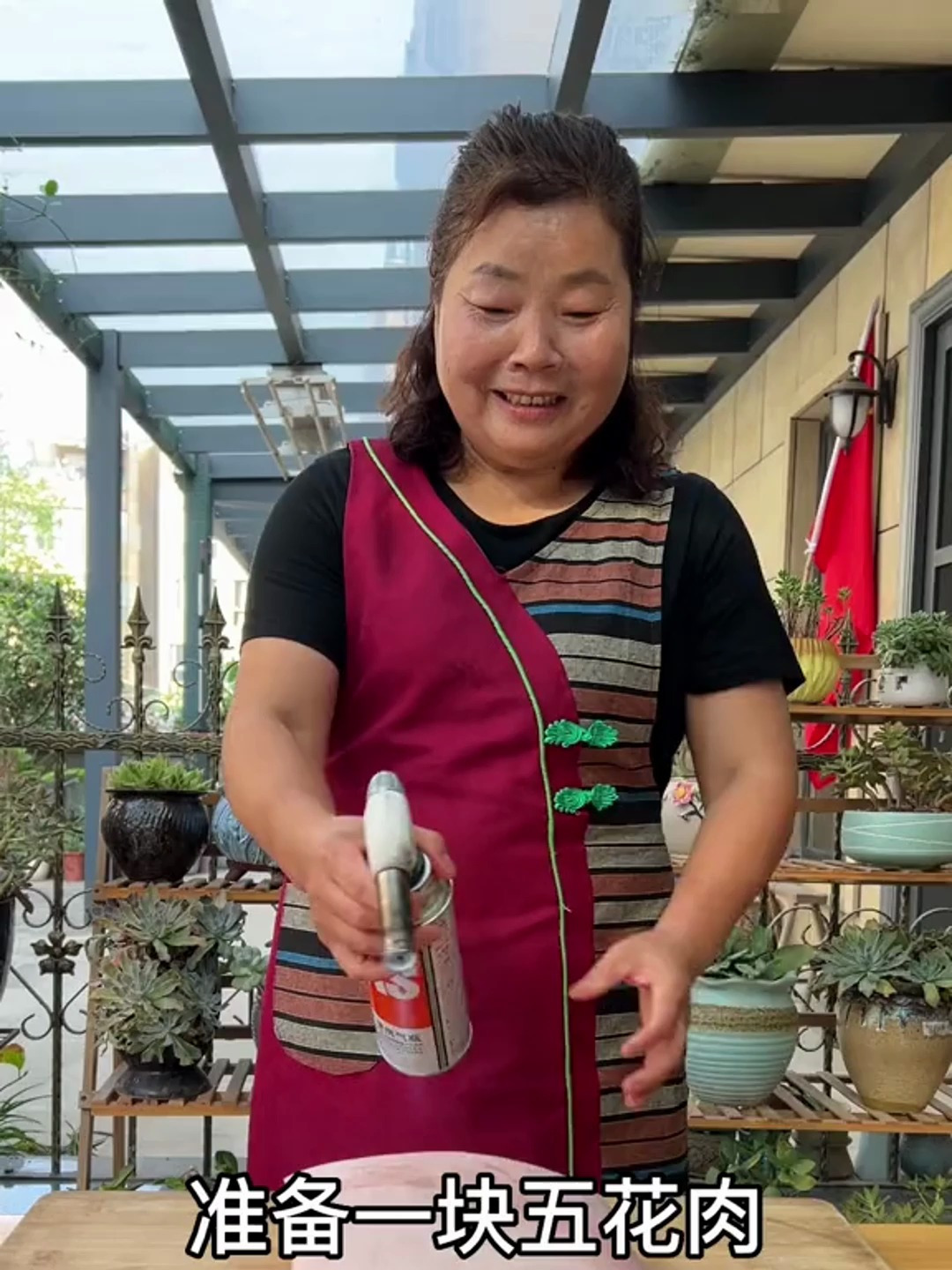 朋友们,大刀肉做起来复杂,但是味道真的好,大家认真看