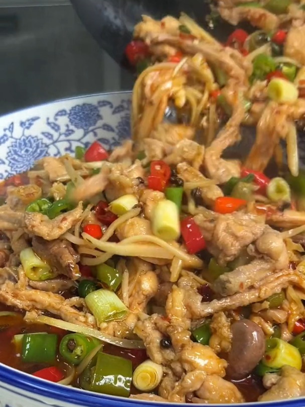 鲜锅兔 它到底是重庆的江湖菜?还是自贡的盐帮菜