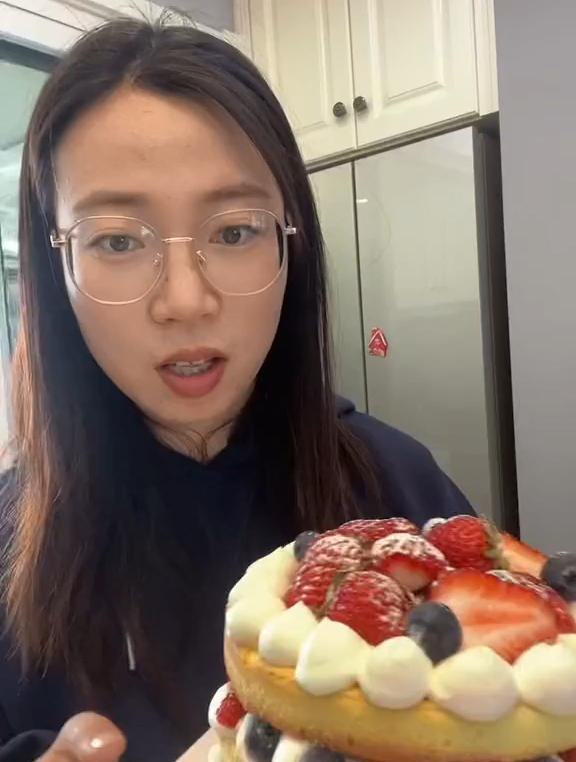 妹妹来做客,做了一个用时最短的 裸蛋糕,不要转盘不要裱花嘴