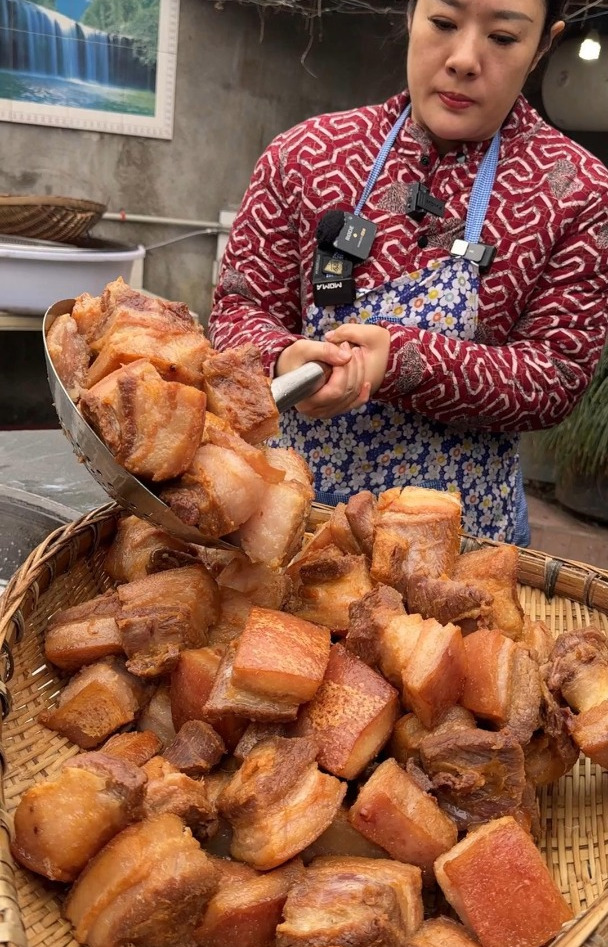 四川大姐做坛子肉,一头猪取50斤肉,大火熬制,猪油封坛能放1年