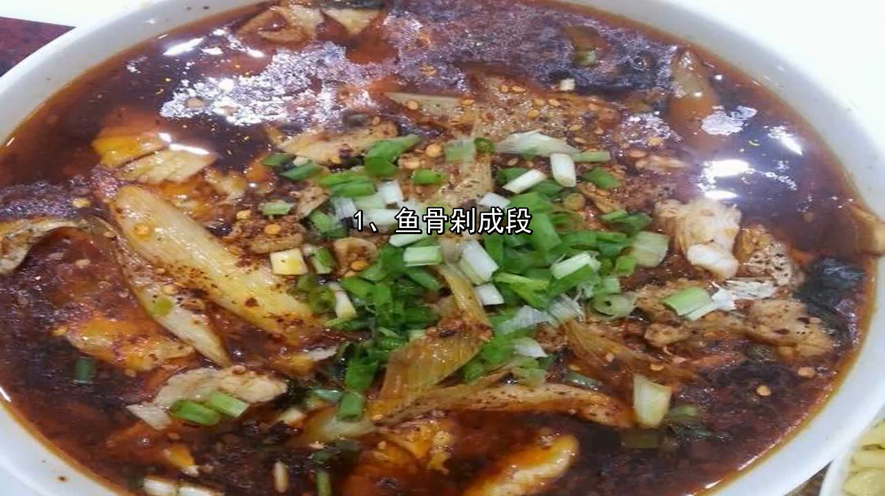 精选美食:排骨汤面,麻辣水煮鱼,大葱炒肉,酸辣脆猪皮的做法