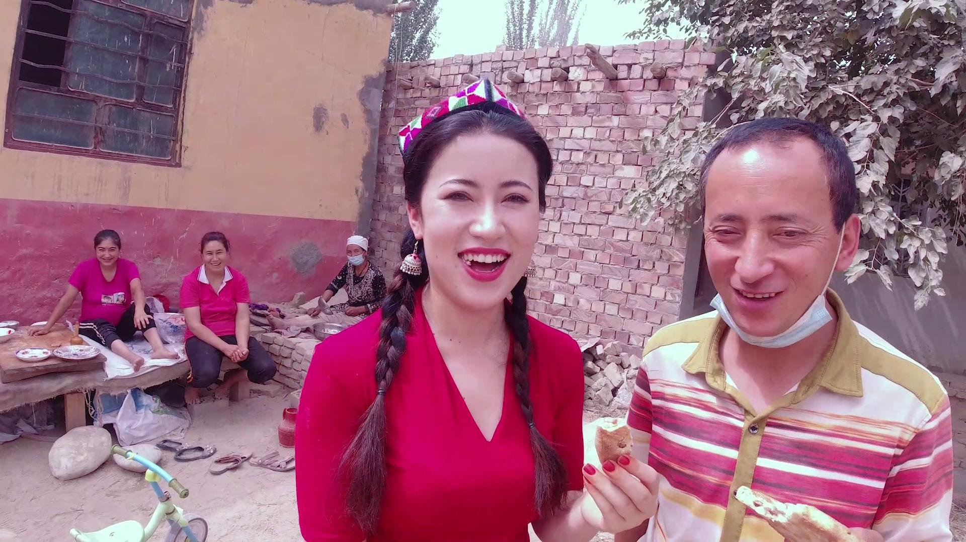 听说邻居家都在打馕,南疆姑娘赶紧过去帮忙,总算蹭上一口热乎的