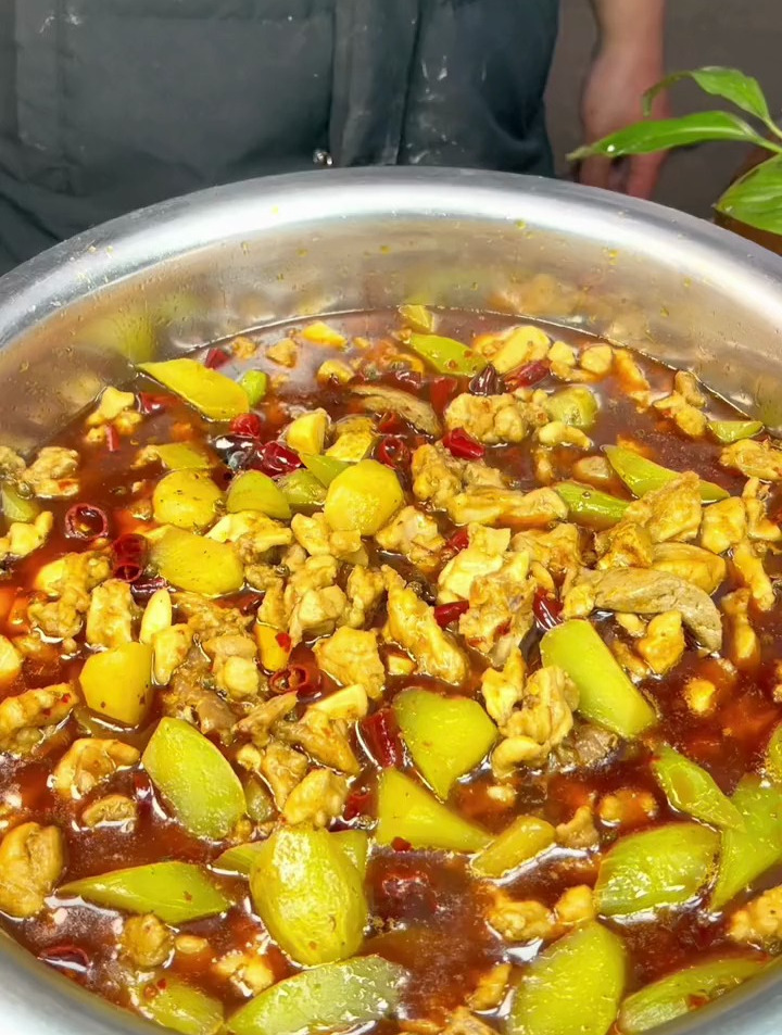 莴笋头烧兔这样做兔肉不柴细嫩入味麻辣鲜香