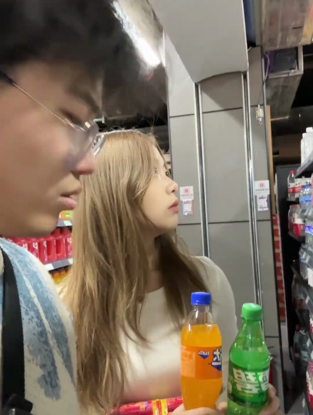 你亲口喂我吃鸡蛋灌饼,他们却说我们的生活是科幻电影