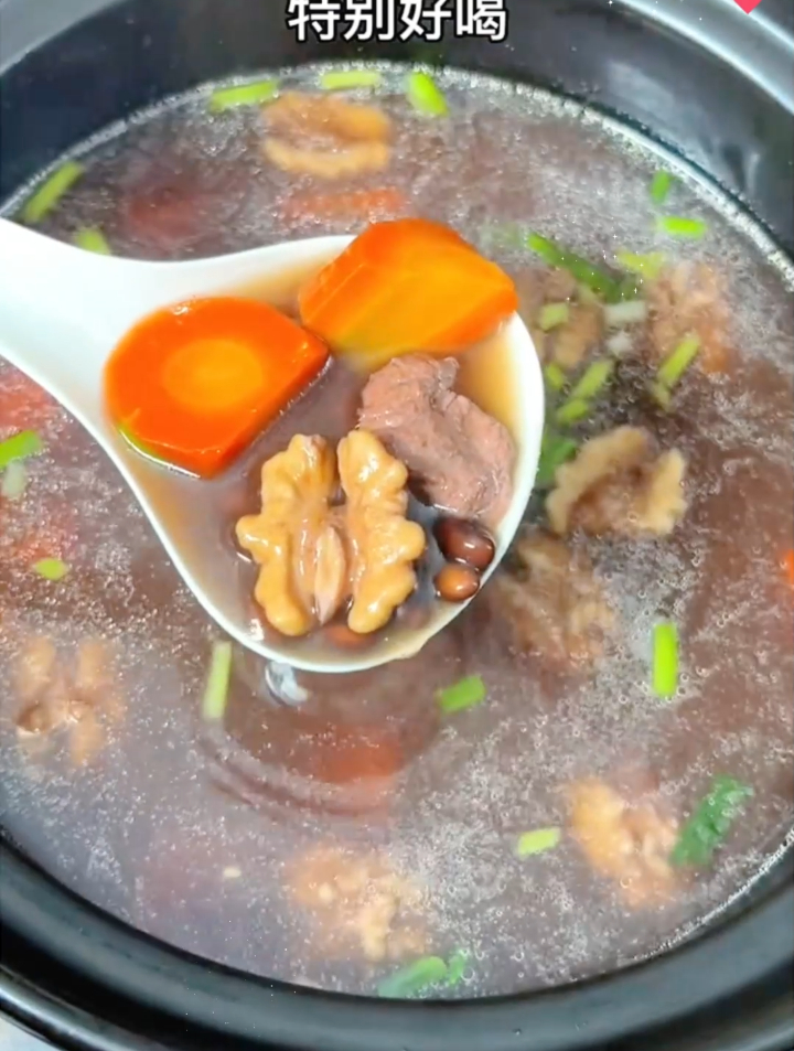 孩子上学用脑多,聪明的家长都给他做核桃黑豆排骨汤