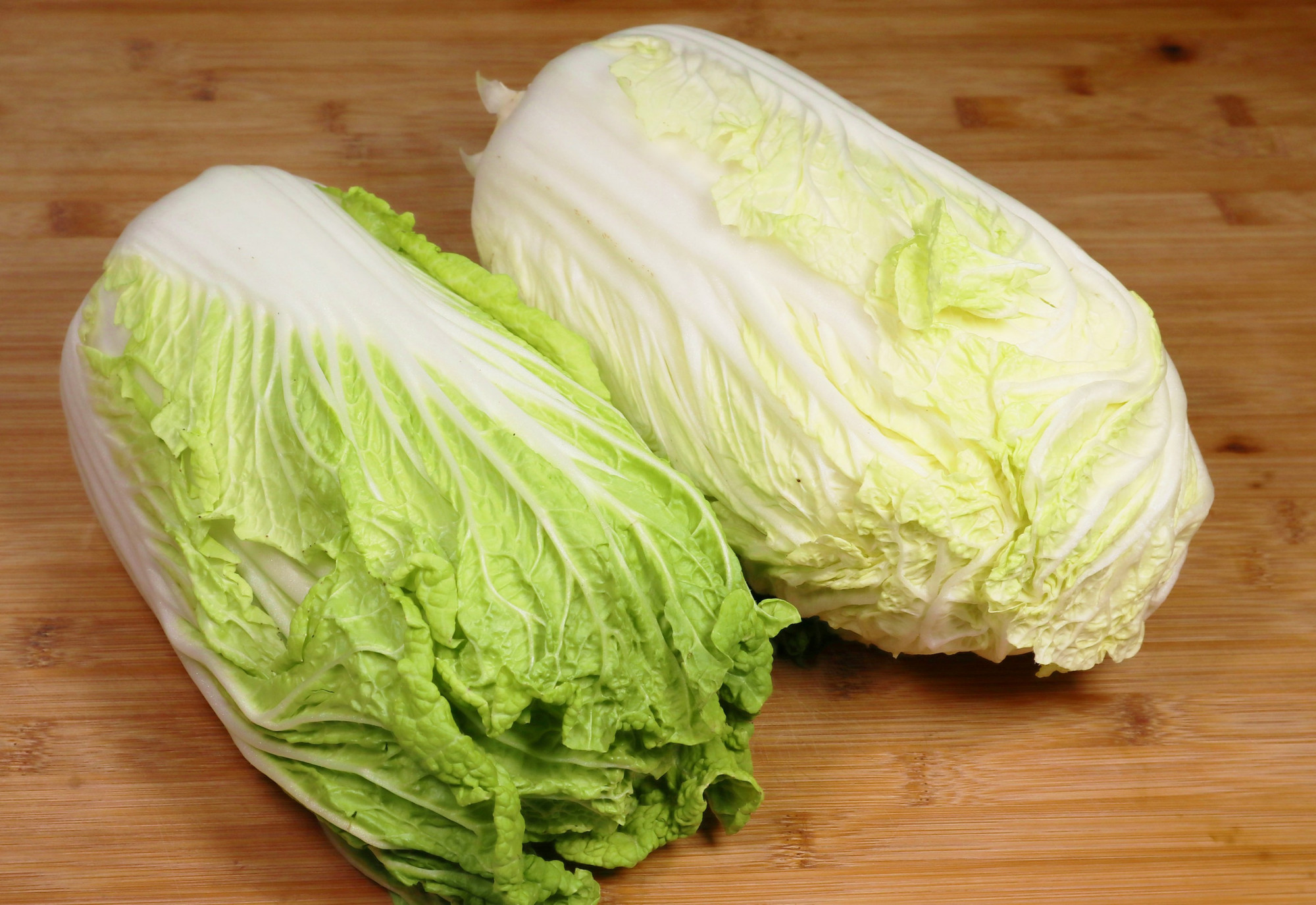 买大白菜时,挑白色的还是绿色的?老菜农:牢记这3点,不会买错