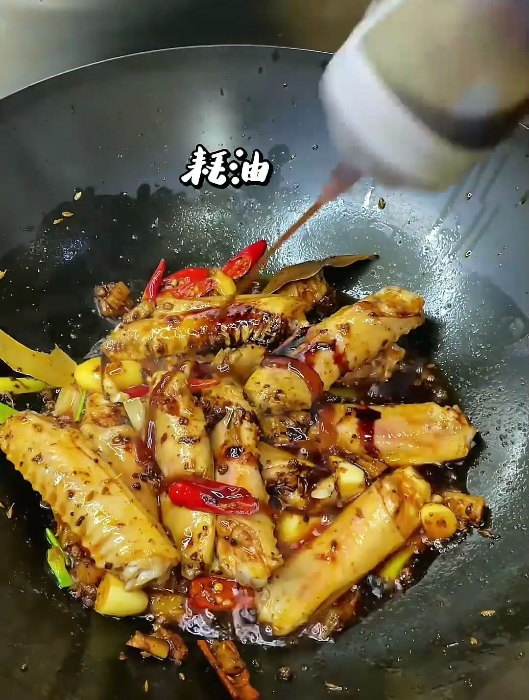 今天总花费13.3元,平均一顿饭6.65元,伙食:香辣鸭翅+孜然平菇